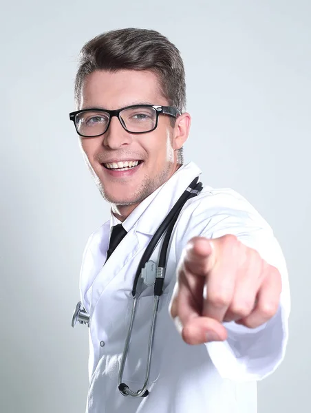 Dokter pria tersenyum dan menunjuk ke kamera — Stok Foto