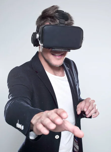 Hombre con gafas de realidad virtual. Captura de estudio, fondo oscuro —  Fotos de Stock