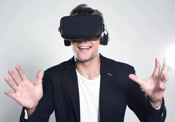 Portrait d'un gars étonné utilisant un casque de réalité virtuelle — Photo