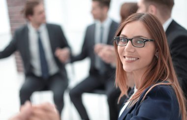 Ayakta çekici ofis çalışanı