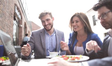 bir kafede bir masada oturan iş arkadaşları