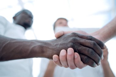 Yakın plan. İş ortaklarının güvenilir tokalaşmaları.