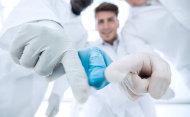 Laboratuvar tabloya işaret eden bilim adamları Grup