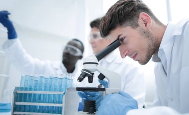 Bilim adamları modern bir laboratuvar Grup