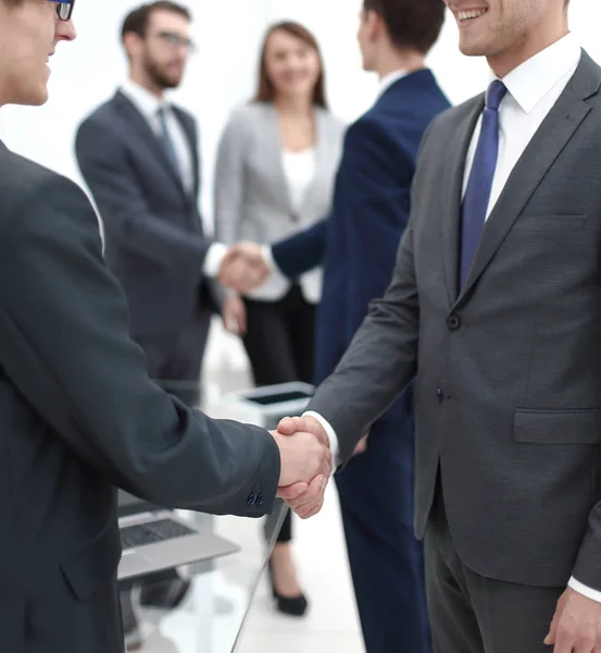 Apretón de manos de los socios comerciales después de la reunión informativa — Foto de Stock