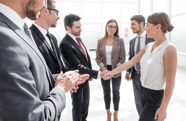 Uomo e donna d'affari che si stringono la mano in ufficio — Foto Stock