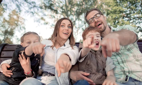 Zamknij up.parents z dwójką dzieci, wskazując na Ciebie — Zdjęcie stockowe