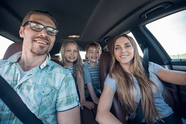 yakın çekim. Çocuklu mutlu ailesi pikniğe gitmek