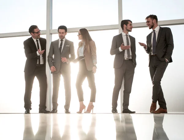 Persone a piedi in ufficio sullo sfondo soleggiato — Foto Stock