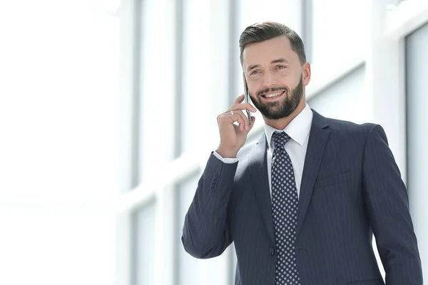 Cerrar up.smiling hombre de negocios hablando por teléfono — Foto de Stock