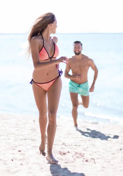 Feliz diversión playa vacaciones pareja caminando juntos riendo havin —  Fotos de Stock