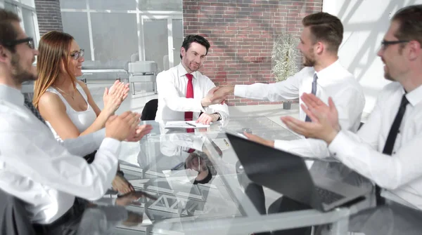 iş takım iş ortakları toplantısında alkışlar