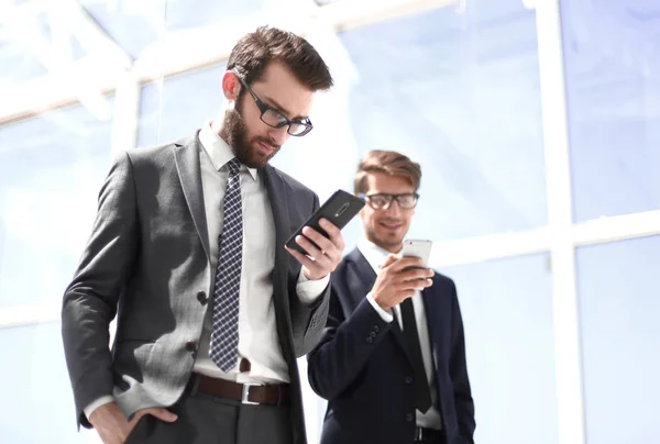 Två affärsmän med smartphones — Stockfoto