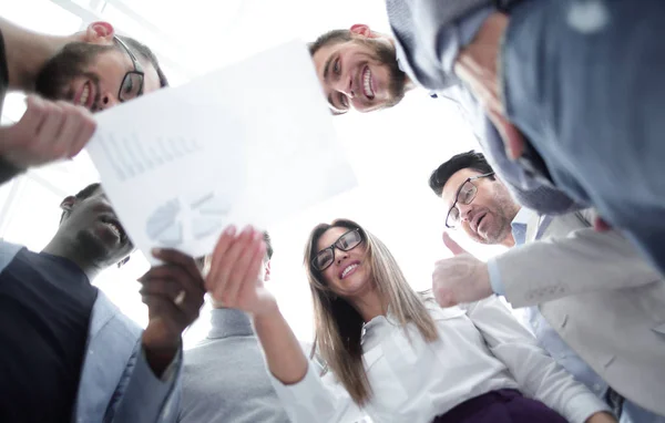 Botten view.the business-team håller ett nytt kontrakt — Stockfoto