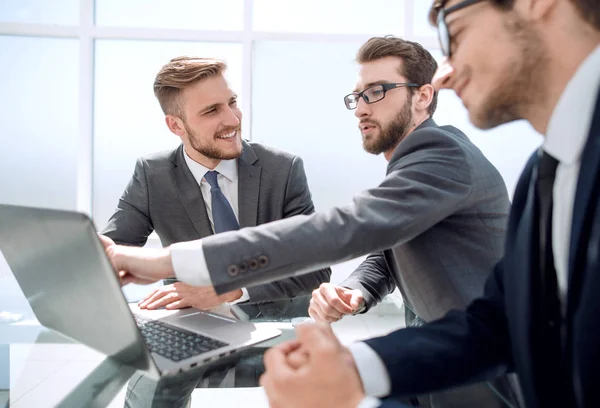 Empleados discutiendo nueva información —  Fotos de Stock