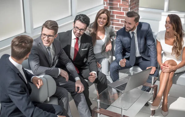 Business-Team diskutiert Geschäftsfragen — Stockfoto