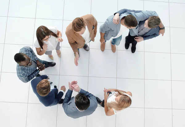 Top view.a gruppo di dipendenti in piedi nella hall dell'ufficio — Foto Stock