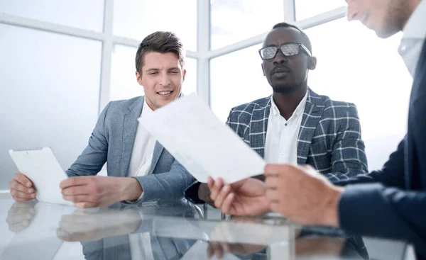 Equipe de negócios sentado na mesa . — Fotografia de Stock