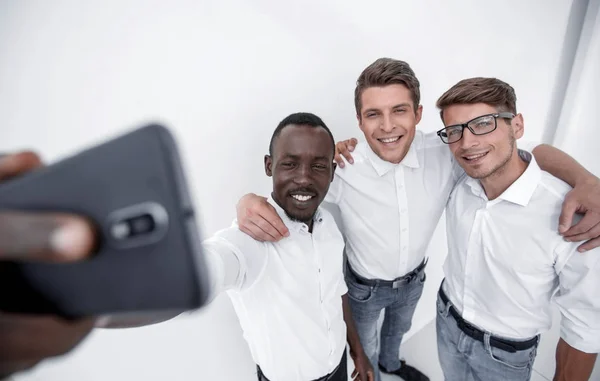 Stäng up.friendly personalen att ta selfies — Stockfoto