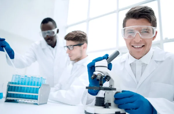 Grupp forskare som arbetar i laboratoriet — Stockfoto