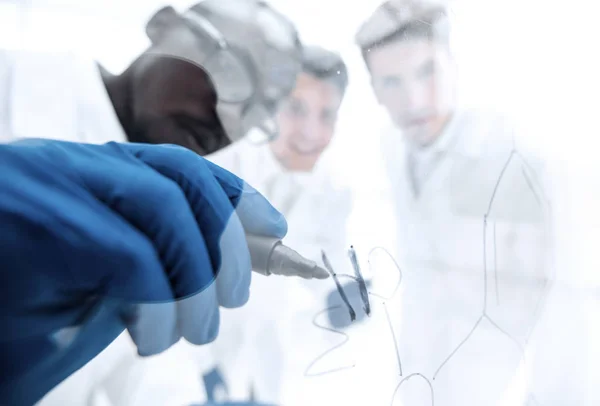 Close up.a group of microbiologists discussing the results of th — Stock Photo, Image