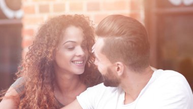 Seven bir terasta yer oturan bir smartphone kullanarak çift mutlu