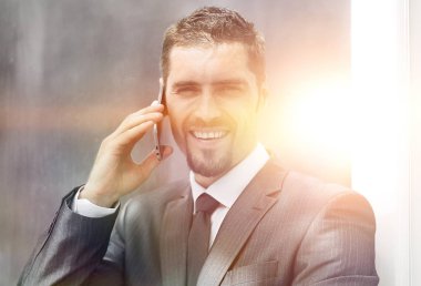 pencere kenarında oturan telefonda konuşurken çalışan