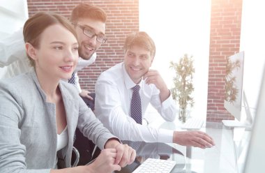 iş ekibi bir bilgisayar odasında çalışıyor