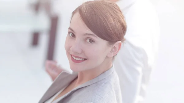 Selbstbewusste Geschäftsfrau auf verschwommenem Hintergrund. — Stockfoto