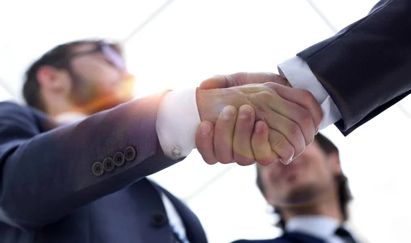 Imagen recortada de gente de negocios dándose la mano — Foto de Stock