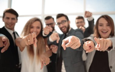 Kapatın. Bir grup genç iş adamı sizi işaret ediyor.