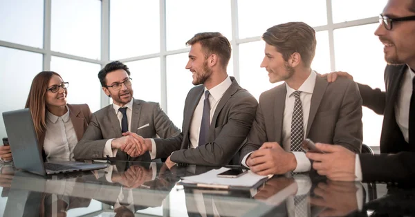 Trabalho em equipe no problema do computador — Fotografia de Stock