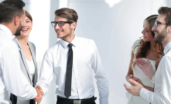 Geschäftspartner strecken die Hände zum Händedruck aus — Stockfoto