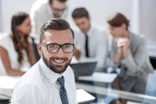 Uomo d'affari di fronte al suo team di lavoro — Foto Stock