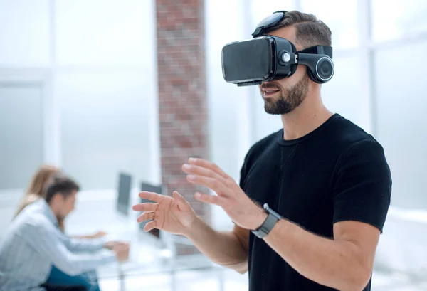 Varón guapo paciente con gafas VR modernas — Foto de Stock