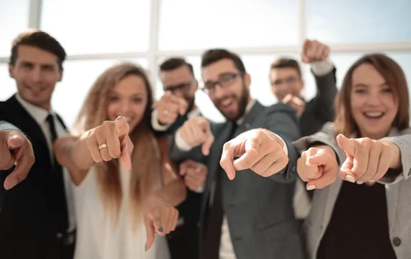 Close up. Eine Gruppe junger Geschäftsleute zeigt auf Sie — Stockfoto