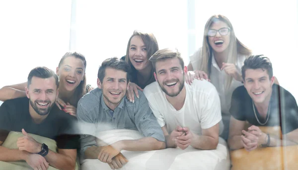 Retrato de uma equipe de negócios inicial em um novo escritório — Fotografia de Stock