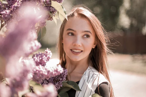 Romantisches Porträt einer schönen jungen Frau — Stockfoto