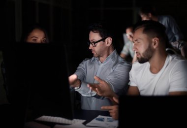 finansal veriler tartışırken çalışanlar