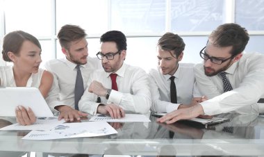 iş takım mali verilerle çalışmak için dijital tablet kullanma