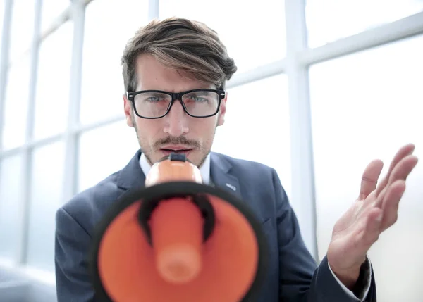 Hombre de negocios gritando megáfono — Foto de Stock