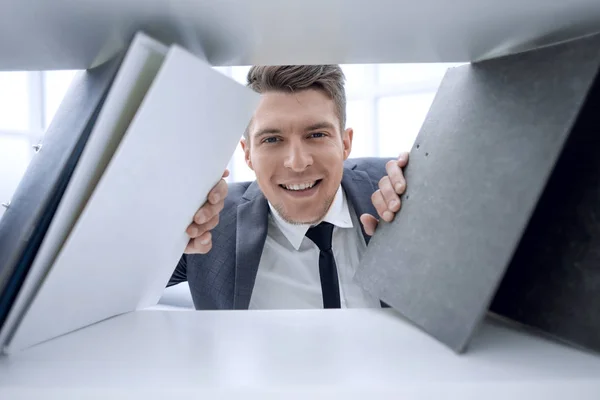 A háttérben, mosolyogva, és a gazdaság dokumentumok üzletember — Stock Fotó