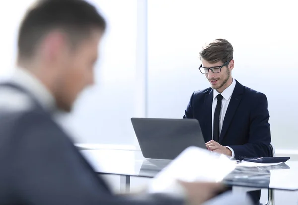 Affärsman i kostym i office med surfplatta — Stockfoto