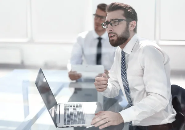 Empregado pensativo sentado no escritório Mesa — Fotografia de Stock