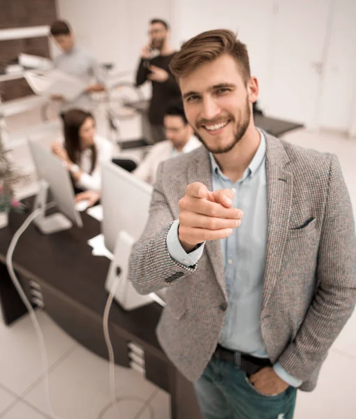 Joven hombre de negocios parado en la oficina y señalándote — Foto de Stock