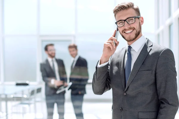 Hezký obchodník mluví na mobilním telefonu — Stock fotografie