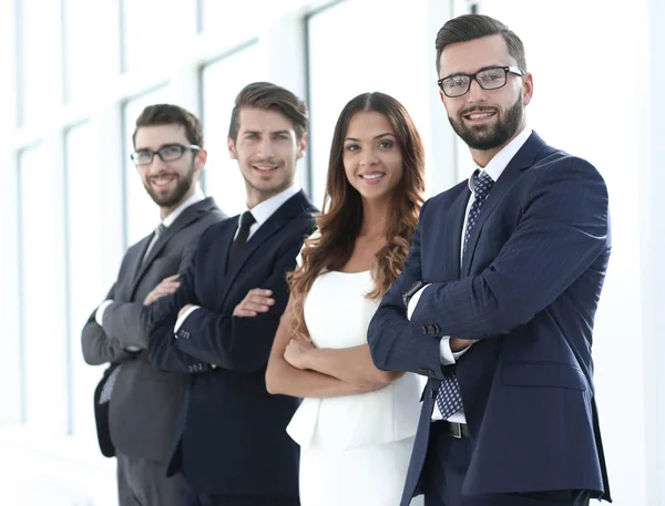 Dipendenti della società in piedi in un ufficio lucente — Foto Stock