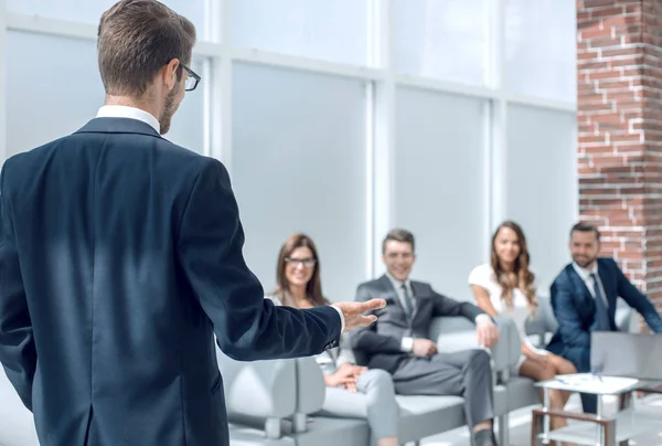 Empresário realiza um briefing com a equipe de negócios — Fotografia de Stock