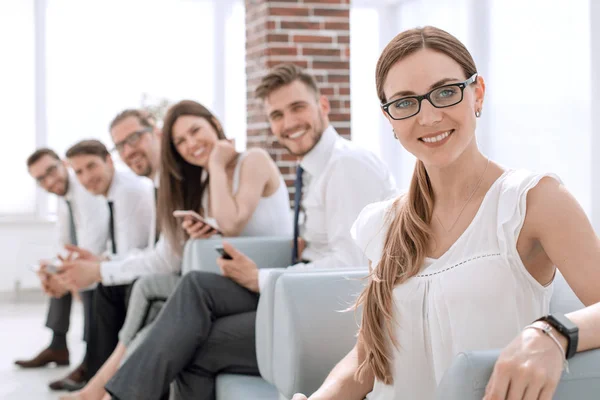 Jonge zakenvrouw en collega's te wachten voor de vergadering — Stockfoto