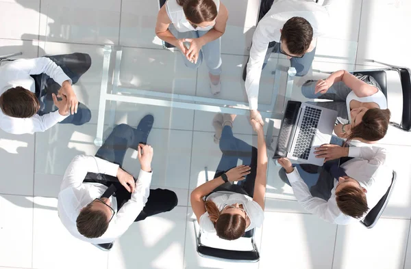 Topo view.handshake de funcionários na reunião de trabalho . — Fotografia de Stock